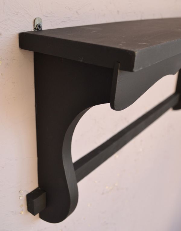 ウォールシェルフ・ウォールハンガー アンティーク家具 お洒落なペイントのアンティーク家具、フックが付いたウォールシェルフ。ペイントの風合いをお楽しみください。(d-1068-f)