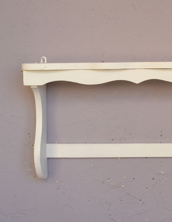 ウォールシェルフ・ウォールハンガー アンティーク家具 アンティークの小さな家具、アイボリー色のウォールシェルフ。殺風景になりがちなお部屋の壁が、明るくてにぎやかな印象に!【 全体 】幅58×奥行14×高さ31.5cm。(d-1069-f)