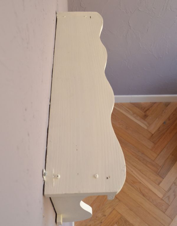 ウォールシェルフ・ウォールハンガー アンティーク家具 アンティークの小さな家具、アイボリー色のウォールシェルフ。天板付きなので、写真立てや絵を飾ってもステキですよ。(d-1069-f)