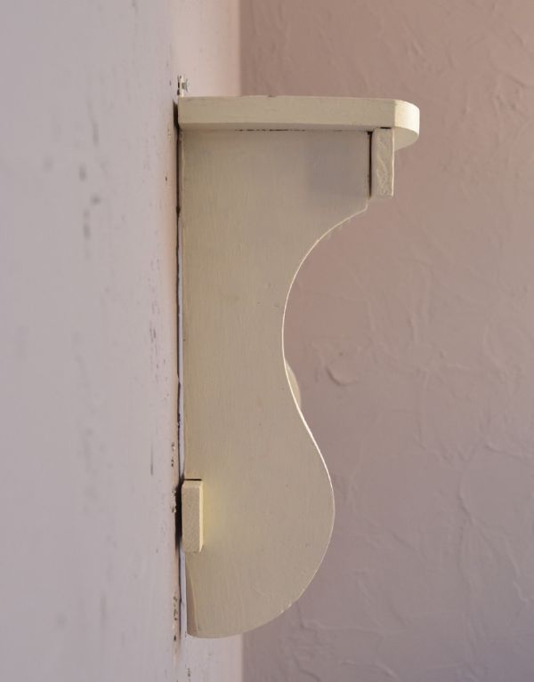 ウォールシェルフ・ウォールハンガー アンティーク家具 アンティークの小さな家具、アイボリー色のウォールシェルフ。キレイなカッティングがされています。(d-1069-f)