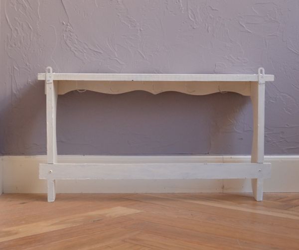 ウォールシェルフ・ウォールハンガー アンティーク家具 アンティークの小さな家具、アイボリー色のウォールシェルフ。専門の職人によってお直ししていますが、アンティークは新品ではありません。(d-1069-f)