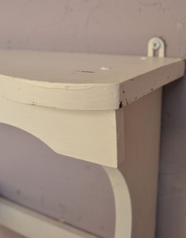 ウォールシェルフ・ウォールハンガー アンティーク家具 アンティークの小さな家具、アイボリー色のウォールシェルフ。アイボリーペイントはアンティークならではの絶妙なカラー。(d-1069-f)