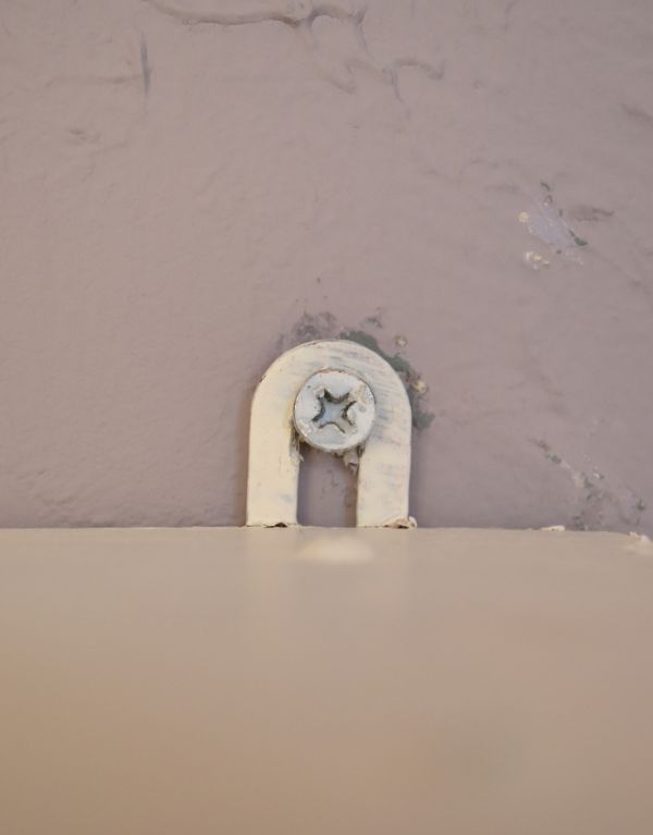 ウォールシェルフ・ウォールハンガー アンティーク家具 アンティークの小さな家具、アイボリー色のウォールシェルフ。壁に取り付ける用の金具が付いています。(d-1069-f)