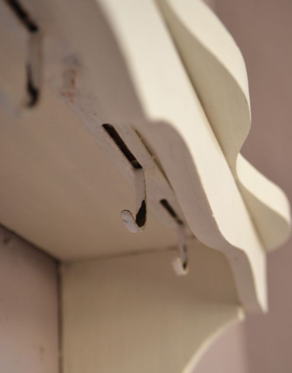 ウォールシェルフ・ウォールハンガー アンティーク家具 アンティークの小さな家具、アイボリー色のウォールシェルフ。棚の下には、フックが8cm間隔で5個付いています。(d-1069-f)