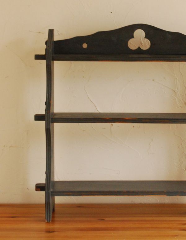 ウォールシェルフ・ウォールハンガー アンティーク家具 ブラックペイントの透かし彫りがついたアンティークウォールシェルフ。殺風景になりがちなお部屋の壁が、明るくてにぎやかな印象に!アンティークのペイントの風合いをお楽しみください。(d-1071-f)