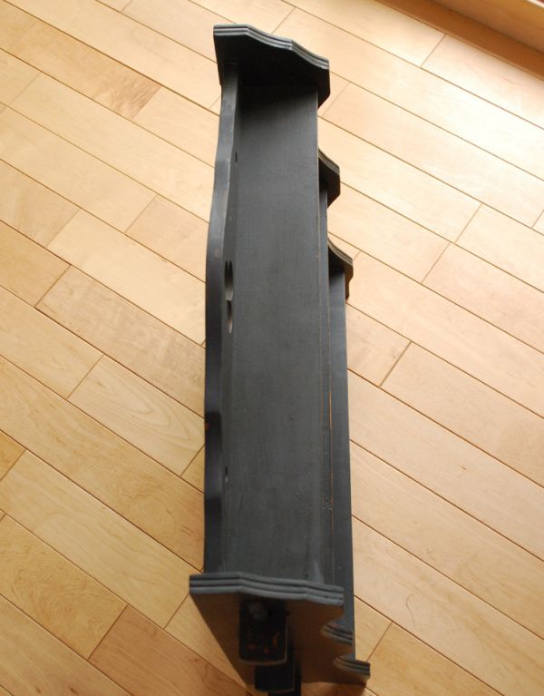 ウォールシェルフ・ウォールハンガー アンティーク家具 ブラックペイントの透かし彫りがついたアンティークウォールシェルフ。ディスプレイとたっぷり楽しめる3段タイプ!写真立てやオブジェを置いたり、キッチン用品を置いたりしてもいいですね。(d-1071-f)