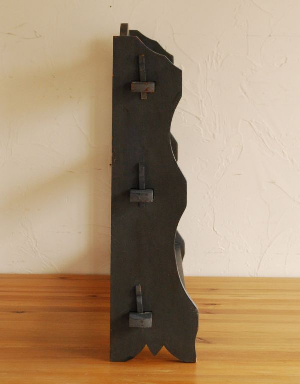 ウォールシェルフ・ウォールハンガー アンティーク家具 ブラックペイントの透かし彫りがついたアンティークウォールシェルフ。デザインが凝っているので、どこから見ても絵になります。(d-1071-f)