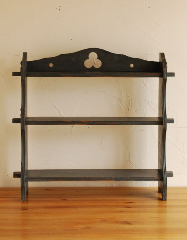 ウォールシェルフ・ウォールハンガー アンティーク家具 ブラックペイントの透かし彫りがついたアンティークウォールシェルフ。きちんとメンテナンスしてあるので、裏側もキレイです。(d-1071-f)