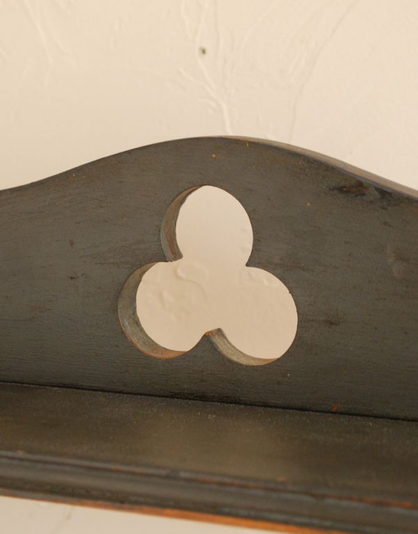 ウォールシェルフ・ウォールハンガー アンティーク家具 ブラックペイントの透かし彫りがついたアンティークウォールシェルフ。可愛らしい透かし彫りです。(d-1071-f)