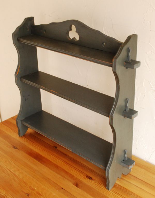 ウォールシェルフ・ウォールハンガー アンティーク家具 ブラックペイントの透かし彫りがついたアンティークウォールシェルフ。どこから見ても美しい彫りのデザインです。(d-1071-f)