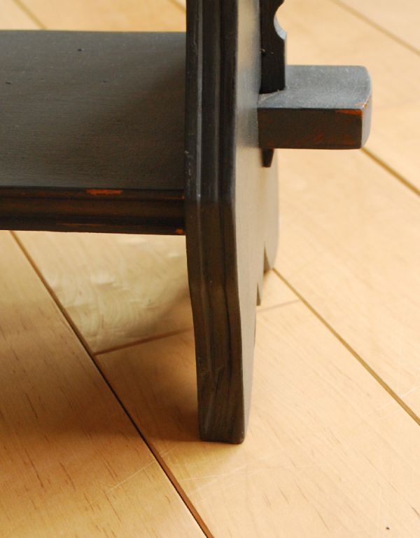 ウォールシェルフ・ウォールハンガー アンティーク家具 ブラックペイントの透かし彫りがついたアンティークウォールシェルフ。脚付きの愛らしいフォルム。(d-1071-f)