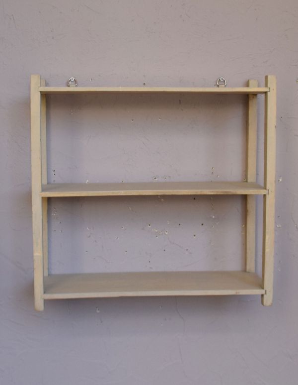 ウォールシェルフ・ウォールハンガー アンティーク家具 フレンチスタイルのお洒落なアンティークウッドシェルフ、ディスプレイラック。殺風景になりがちなお部屋の壁が、明るくてにぎやかな印象に!【 全体 】幅50×奥行18×高さ48cm(上段)幅49.5×奥行17.5×高さ(床に置いた時の床からの高さ)45cm(中段)幅49.5×奥行17.5×高さ20cm(下段)幅49.5×奥行17.5×高さ20cm。(d-1073-f)