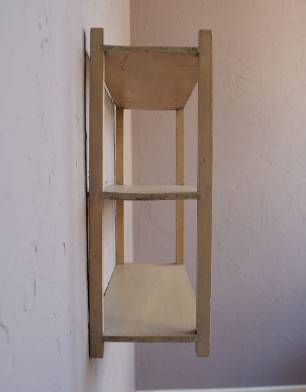 ウォールシェルフ・ウォールハンガー アンティーク家具 フレンチスタイルのお洒落なアンティークウッドシェルフ、ディスプレイラック。ペイントはアンティークならではのお洒落なカラー。(d-1073-f)