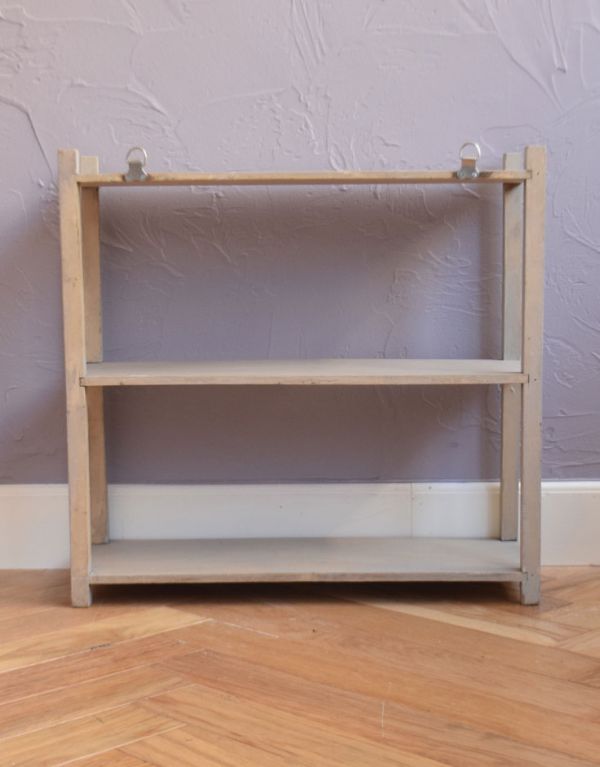 ウォールシェルフ・ウォールハンガー アンティーク家具 フレンチスタイルのお洒落なアンティークウッドシェルフ、ディスプレイラック。専門の職人によってお直ししていますが、アンティークは新品ではありません。(d-1073-f)