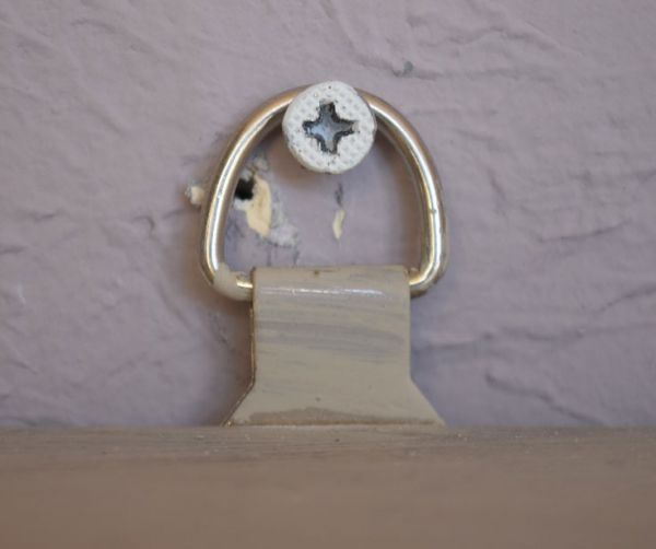 ウォールシェルフ・ウォールハンガー アンティーク家具 フレンチスタイルのお洒落なアンティークウッドシェルフ、ディスプレイラック。壁に取り付ける用の金具が付いています。(d-1073-f)