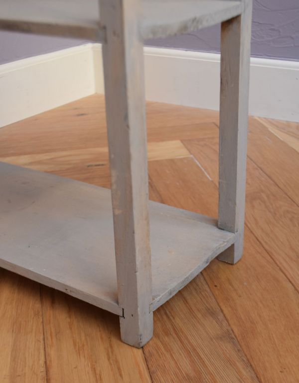 ウォールシェルフ・ウォールハンガー アンティーク家具 フレンチスタイルのお洒落なアンティークウッドシェルフ、ディスプレイラック。脚付きなので、床置きもできます。(d-1073-f)