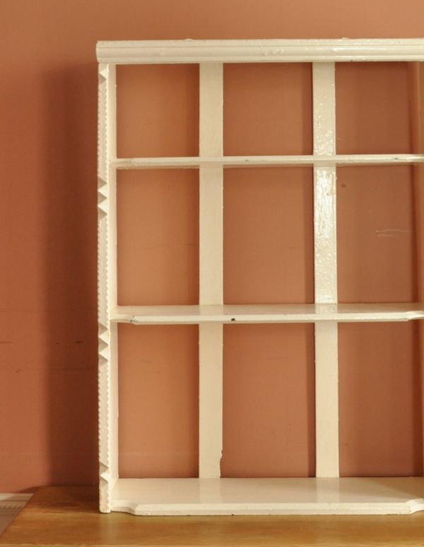 ウォールシェルフ・ウォールハンガー アンティーク家具 壁に付けられる棚、ペイントのアンティーク家具、ウォールシェルフ(ディスプレイラック)。殺風景になりがちなお部屋の壁が、明るくてにぎやかな印象に!【 全体 】幅51×奥行14.5×高さ73cm(上段)幅49.5×奥行14.5×高さ16.5cm(中段)幅49.5×奥行14.5×高さ16.5cm(下段)幅49.5×奥行14.5×高さ16.5cm。(d-1074-f)