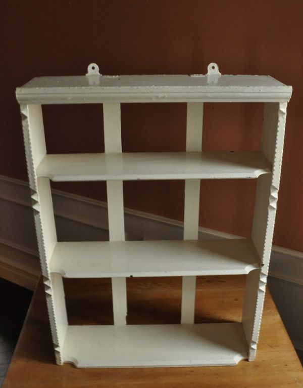 ウォールシェルフ・ウォールハンガー アンティーク家具 壁に付けられる棚、ペイントのアンティーク家具、ウォールシェルフ(ディスプレイラック)。ディスプレイをたっぷり楽しめる広い棚です。(d-1074-f)