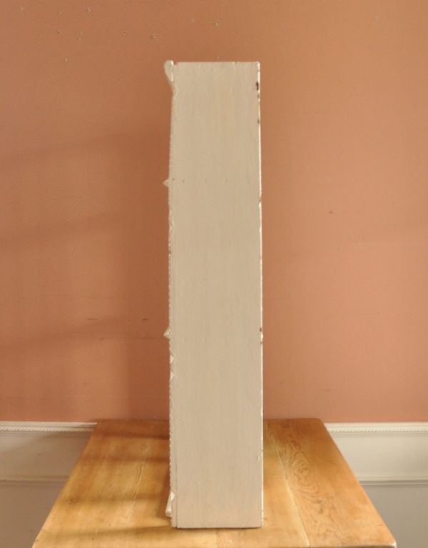 ウォールシェルフ・ウォールハンガー アンティーク家具 壁に付けられる棚、ペイントのアンティーク家具、ウォールシェルフ(ディスプレイラック)。サイドもきれいにペイントされています。(d-1074-f)