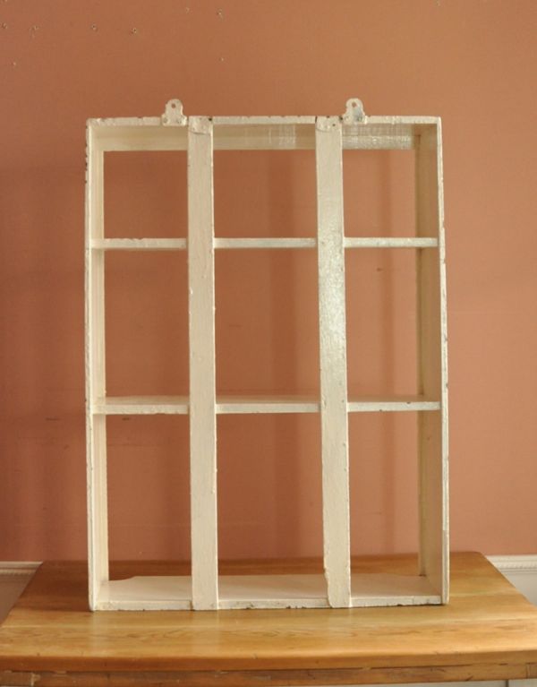 ウォールシェルフ・ウォールハンガー アンティーク家具 壁に付けられる棚、ペイントのアンティーク家具、ウォールシェルフ(ディスプレイラック)。きちんとメンテナンスしてあるので、裏側もキレイです。(d-1074-f)