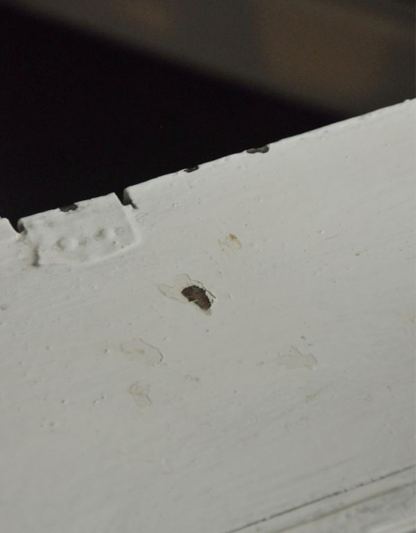 ウォールシェルフ・ウォールハンガー アンティーク家具 壁に付けられる棚、ペイントのアンティーク家具、ウォールシェルフ(ディスプレイラック)。アンティークは新品ではないので、経年変化によるキズはありますが、専門の職人によって目立たないようにキレイにお直しをしています。(d-1074-f)