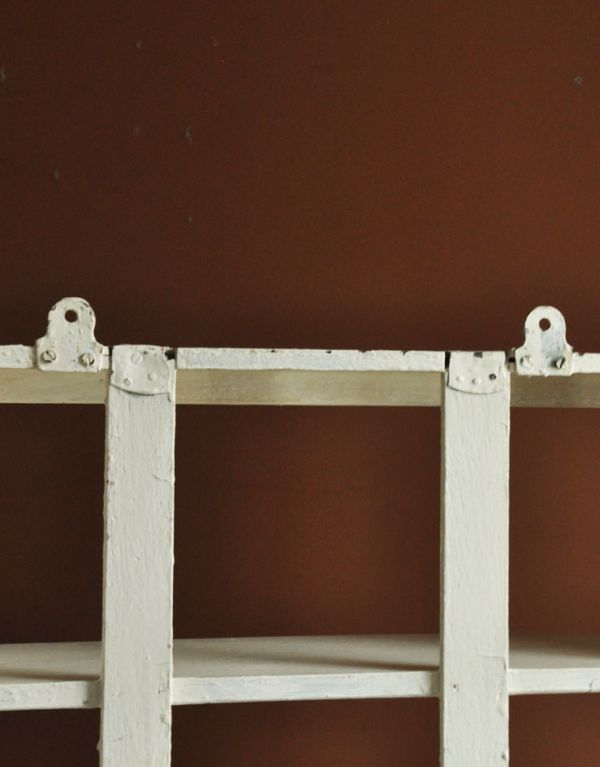 ウォールシェルフ・ウォールハンガー アンティーク家具 壁に付けられる棚、ペイントのアンティーク家具、ウォールシェルフ(ディスプレイラック)。壁に取り付けられる様に金具も付いています。(d-1074-f)