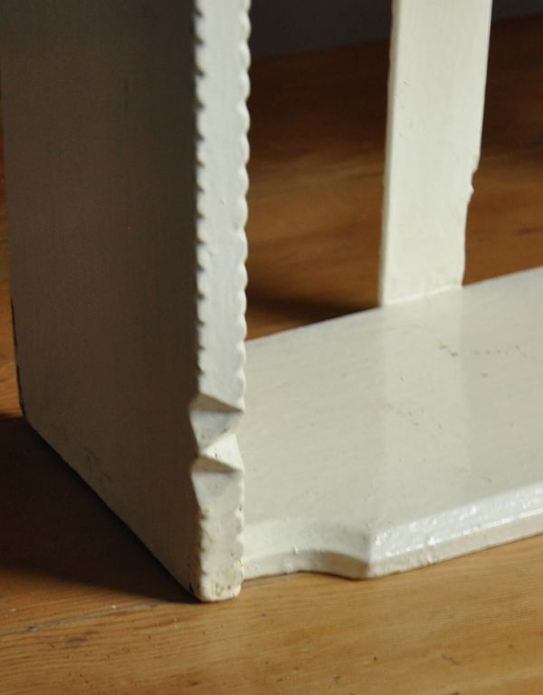 ウォールシェルフ・ウォールハンガー アンティーク家具 壁に付けられる棚、ペイントのアンティーク家具、ウォールシェルフ(ディスプレイラック)。凝った装飾がされています。(d-1074-f)