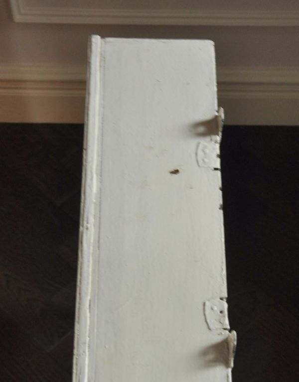 ウォールシェルフ・ウォールハンガー アンティーク家具 壁に付けられる棚、ペイントのアンティーク家具、ウォールシェルフ(ディスプレイラック)。天板の上にもいろいろなものが飾れます。(d-1074-f)