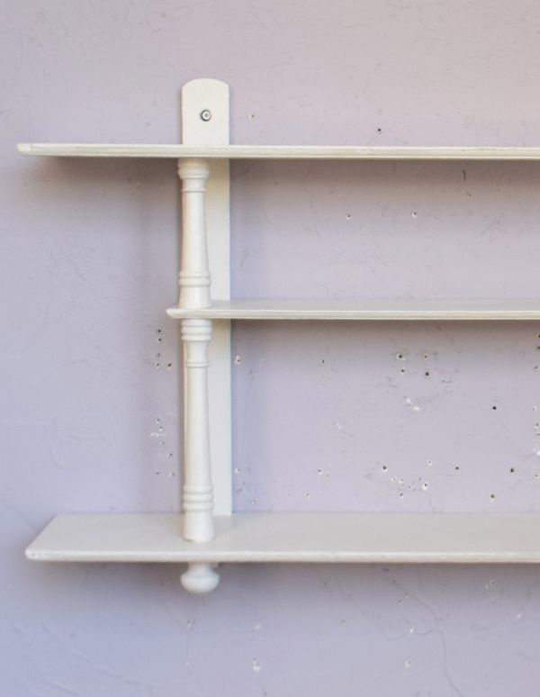 ウォールシェルフ・ウォールハンガー　アンティーク家具　壁に付けられる棚、ペイントのアンティーク家具、ウォールシェルフ。殺風景になりがちなお部屋の壁が、明るくてにぎやかな印象に！【 全体 】幅91×奥行14×高さ46.5cm（上段）幅91×奥行14×高さ（床に置いた時の床からの高さ）40cm（中段）幅66.5×奥行11.5×高さ13cm（下段）幅91×奥行14×高さ20cm。(d-1075-f)