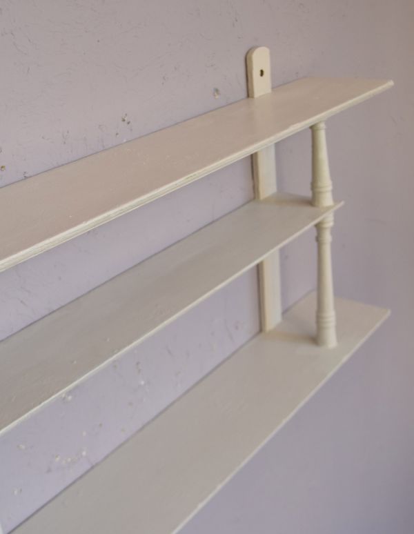 ウォールシェルフ・ウォールハンガー　アンティーク家具　壁に付けられる棚、ペイントのアンティーク家具、ウォールシェルフ。どこにでも取り付けられるディスプレイラックです。(d-1075-f)