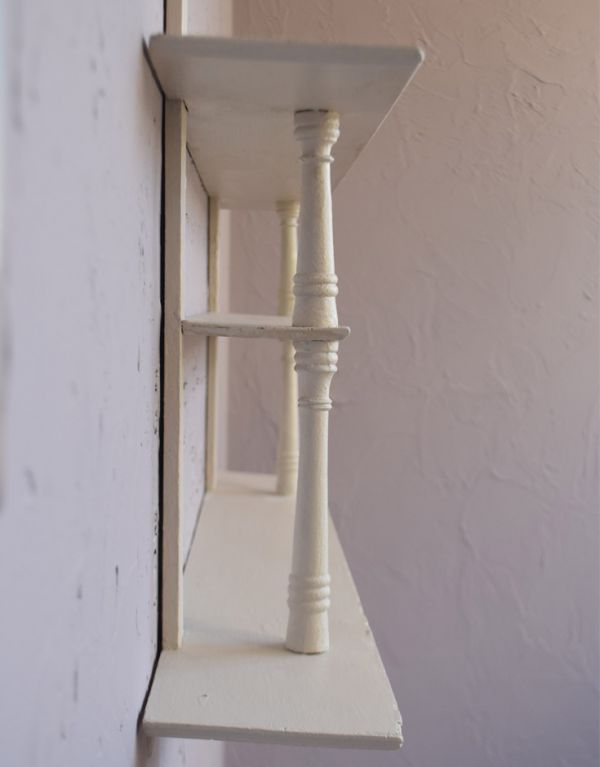 ウォールシェルフ・ウォールハンガー　アンティーク家具　壁に付けられる棚、ペイントのアンティーク家具、ウォールシェルフ。凝った装飾がされています。(d-1075-f)