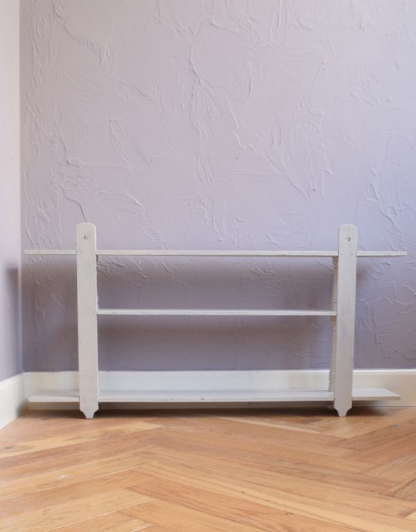 ウォールシェルフ・ウォールハンガー　アンティーク家具　壁に付けられる棚、ペイントのアンティーク家具、ウォールシェルフ。専門の職人によってお直ししていますが、アンティークは新品ではありません。(d-1075-f)