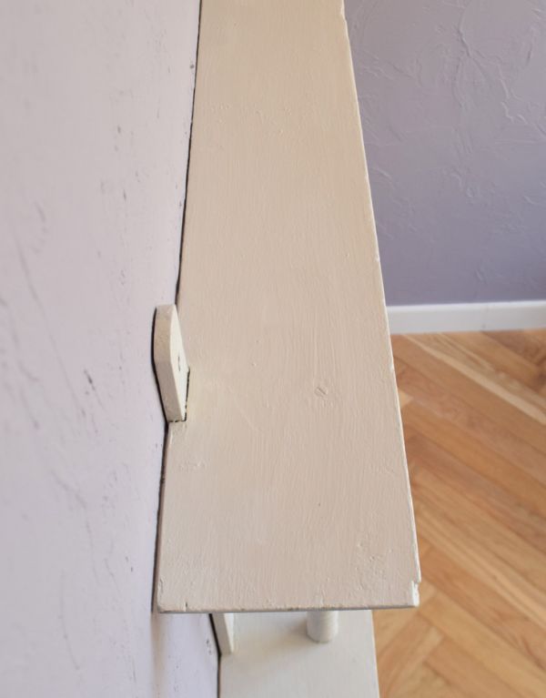 ウォールシェルフ・ウォールハンガー　アンティーク家具　壁に付けられる棚、ペイントのアンティーク家具、ウォールシェルフ。ディスプレイをたっぷり楽しめる広い棚です。(d-1075-f)