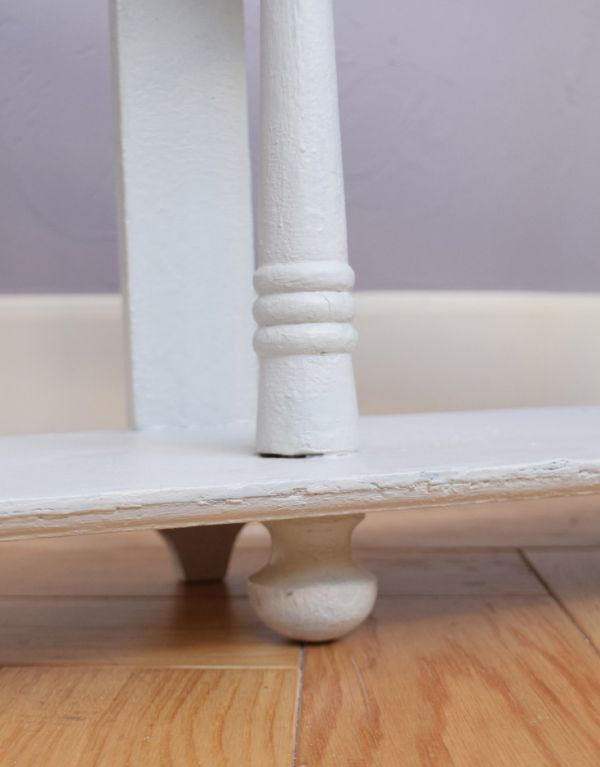 ウォールシェルフ・ウォールハンガー　アンティーク家具　壁に付けられる棚、ペイントのアンティーク家具、ウォールシェルフ。脚付きなので、床置きもできます。(d-1075-f)