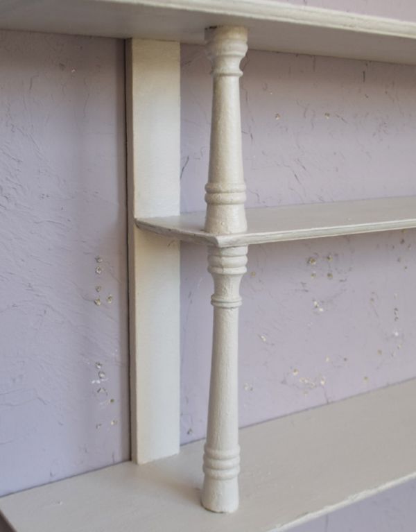 ウォールシェルフ・ウォールハンガー　アンティーク家具　壁に付けられる棚、ペイントのアンティーク家具、ウォールシェルフ。ペイントはアンティークならではの絶妙なカラー。(d-1075-f)