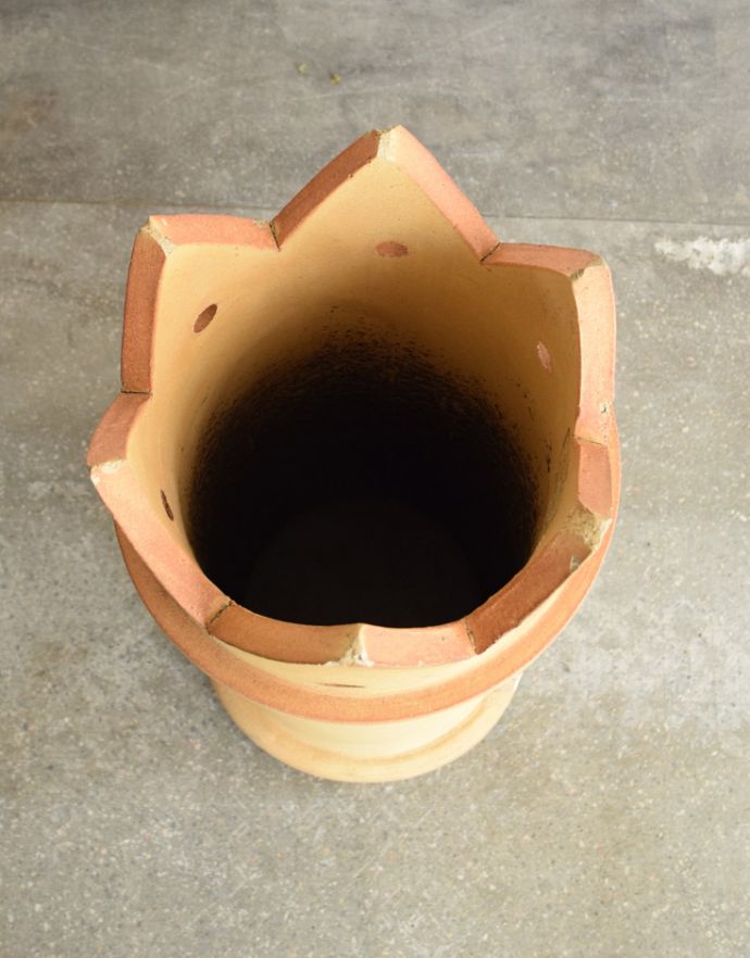 ガーデニング家具 アンティーク家具 イギリスで見つけた可愛い色のアンティークのチムニーポット(煙突)。筒状になっているので、底はぬけています。(d-1079-z-1)