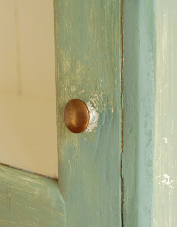 アンティーク家具 スモールキャビネット。ちょこんと付いた取っ手は使い勝手がいいですよ。(d-1080-f)