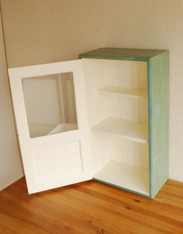 アンティーク家具 スモールキャビネット。扉内も綺麗にペイントされています。(d-1080-f)