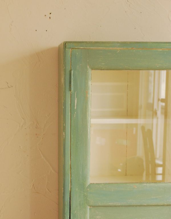 アンティーク家具 スモールキャビネット。ガラスも当時のものをそのまま使用しています。(d-1080-f)