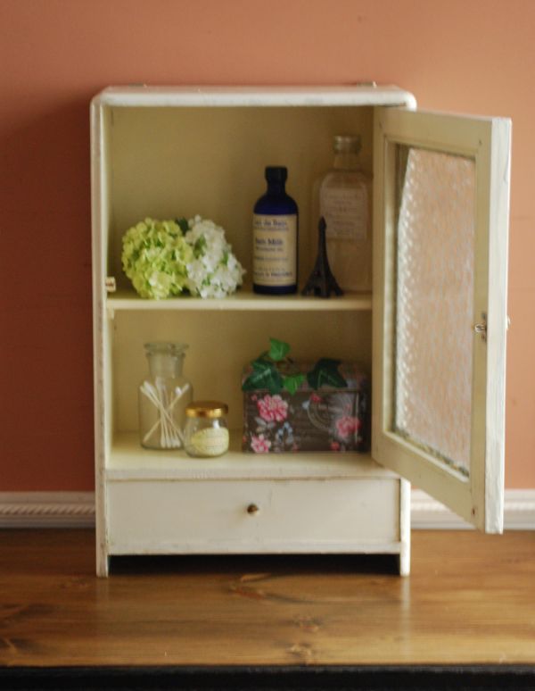 ウォールシェルフ・ウォールハンガー　アンティーク家具　小さな壁掛けキャビネット、ホワイトペイントのアンティークスモールキャビネット。玄関の鍵置きに。(d-1082-f)