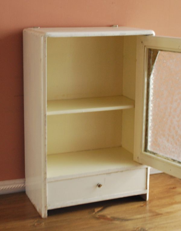 ウォールシェルフ・ウォールハンガー　アンティーク家具　小さな壁掛けキャビネット、ホワイトペイントのアンティークスモールキャビネット。扉内も綺麗にペイントされています。(d-1082-f)