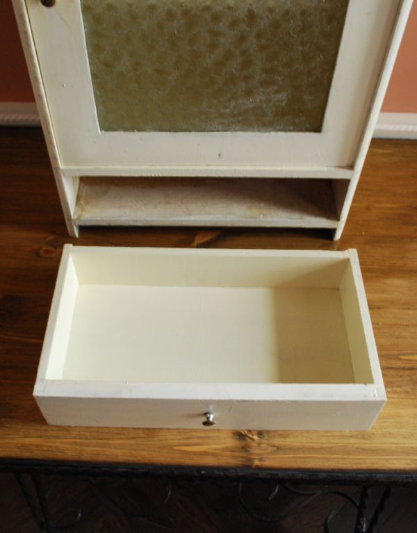 ウォールシェルフ・ウォールハンガー　アンティーク家具　小さな壁掛けキャビネット、ホワイトペイントのアンティークスモールキャビネット。内側もきれいに仕上がっています。(d-1082-f)