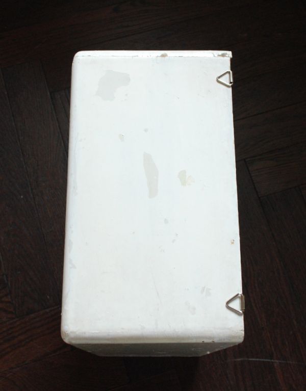 ウォールシェルフ・ウォールハンガー　アンティーク家具　小さな壁掛けキャビネット、ホワイトペイントのアンティークスモールキャビネット。天板もお直ししてあります。(d-1082-f)