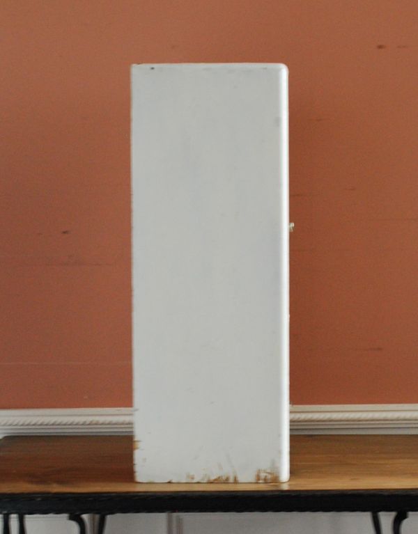 ウォールシェルフ・ウォールハンガー　アンティーク家具　小さな壁掛けキャビネット、ホワイトペイントのアンティークスモールキャビネット。サイドもきれいにペイントされています。(d-1082-f)