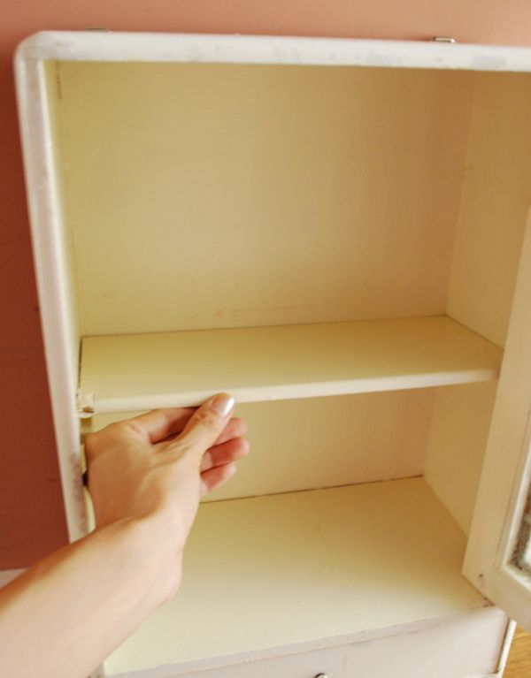 ウォールシェルフ・ウォールハンガー　アンティーク家具　小さな壁掛けキャビネット、ホワイトペイントのアンティークスモールキャビネット。棚板は可動します。(d-1082-f)