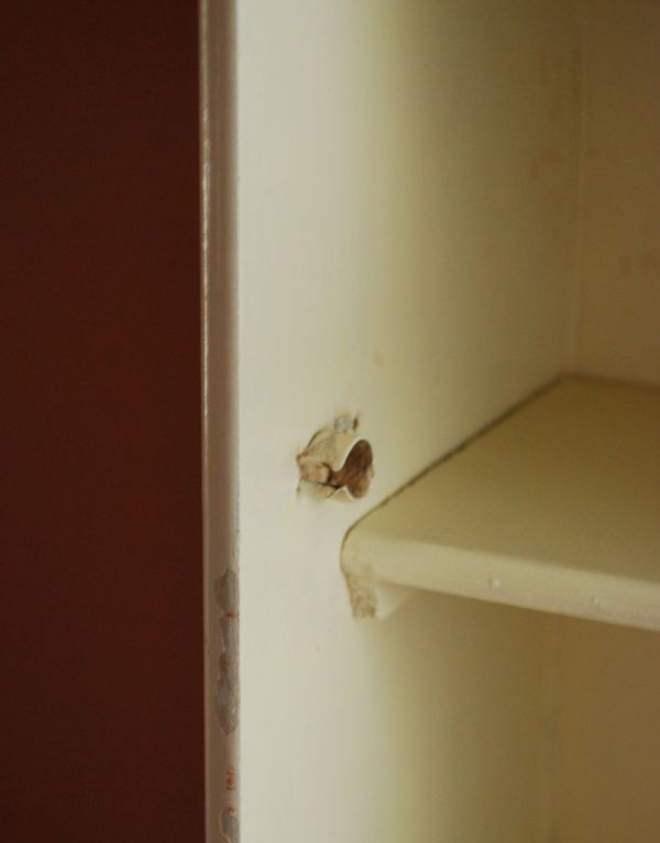 ウォールシェルフ・ウォールハンガー　アンティーク家具　小さな壁掛けキャビネット、ホワイトペイントのアンティークスモールキャビネット。ドアキャッチャーが付いているので、開閉もしっかりしています。(d-1082-f)