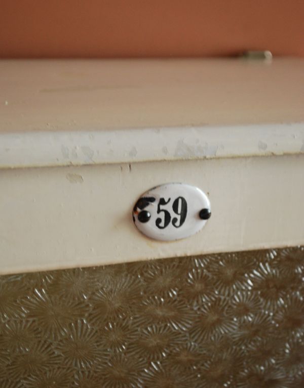 ウォールシェルフ・ウォールハンガー　アンティーク家具　小さな壁掛けキャビネット、ホワイトペイントのアンティークスモールキャビネット。扉の上には59のナンバープレート付きです。(d-1082-f)