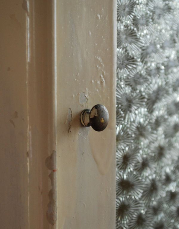 ウォールシェルフ・ウォールハンガー　アンティーク家具　小さな壁掛けキャビネット、ホワイトペイントのアンティークスモールキャビネット。シンプルな丸い取っ手になっています。(d-1082-f)