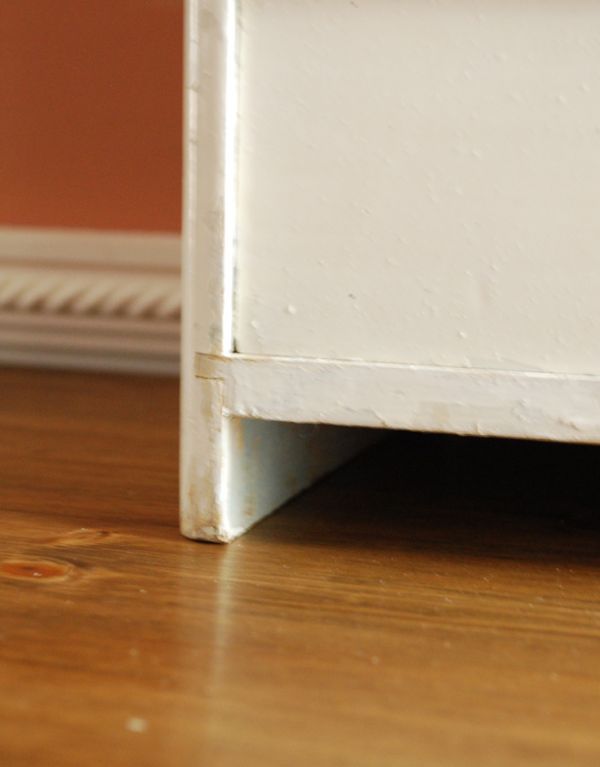 ウォールシェルフ・ウォールハンガー　アンティーク家具　小さな壁掛けキャビネット、ホワイトペイントのアンティークスモールキャビネット。脚付きなので、床置きもできます。(d-1082-f)