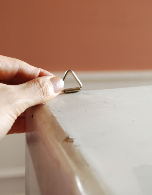 ウォールシェルフ・ウォールハンガー　アンティーク家具　小さな壁掛けキャビネット、ホワイトペイントのアンティークスモールキャビネット。壁に取り付ける用の金具が付いています。(d-1082-f)